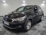 la voiture noire est garée sur un sol en damier dans le garage