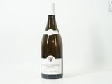 une bouteille de vin posée sur une table