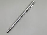 un stylo posé sur une surface blanche