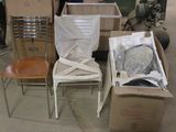 de nombreuses caisses et chaises dans une pièce où des gens les regardent
