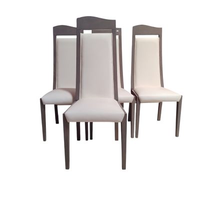 quatre chaises en cuir blanc sont alignées devant un fond blanc
