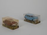 deux petites voitures miniatures dans une boîte transparente posée sur une surface blanche