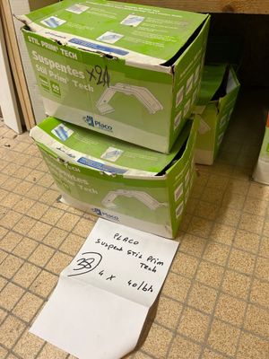 des paquets de papier toilette posés par terre dans une salle de bains
