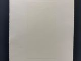 une feuille de papier blanche accrochée à un mur noir