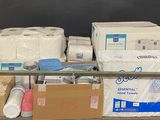 de nombreux rouleaux de papier toilette posés sur un chariot