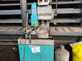 une machine placée au milieu d'une pièce
