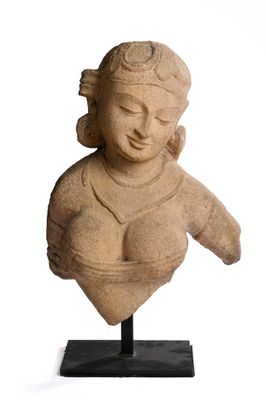 une image représentant une statue de femme tenant un bol posé sur un socle