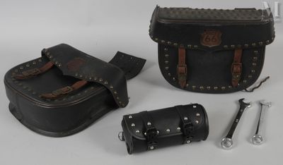 un sac noir et des outils posés sur une table blanche