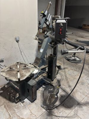 une machine posée sur le sol d'une pièce