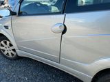 une petite voiture argentée garée dans un parking