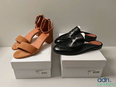 deux paires de chaussures pour femmes posées sur des cartons