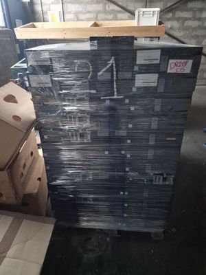 une pile de boîtes empilées les unes sur les autres