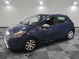 la petite voiture bleue est garée dans une pièce au sol à carreaux