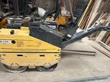 une petite machine jaune qui est garée dans un garage