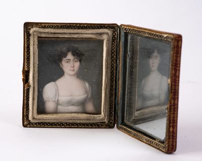 une vieille photo d'une femme en robe blanche dans un cadre doré