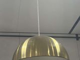 une lampe suspendue au plafond de la pièce
