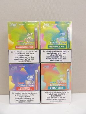 trois paquets de cigarettes posés sur une table blanche