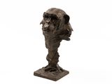 statue d'un homme coiffé d'un chapeau, sur fond blanc