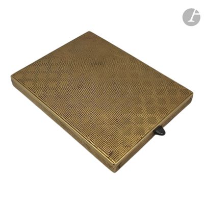 l'image d'un livre à la couverture dorée sur fond blanc