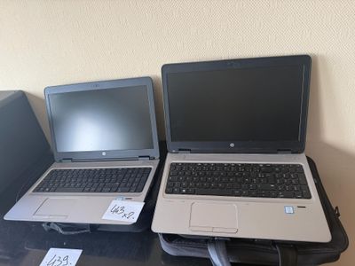 deux ordinateurs portables posés sur une table