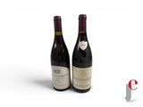 deux bouteilles de vin posées l'une à côté de l'autre sur une table