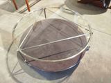 une table en verre surmontée d'un piètement métallique