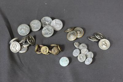 une pile de pièces de monnaie et une paire de ciseaux sur une table