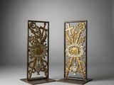 une paire de sculptures en métal doré et noir représentant des fleurs et des feuilles