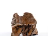 deux morceaux de bois posés l'un à côté de l'autre sur une surface blanche