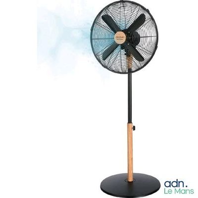 gros plan d'un ventilateur sur un support sur fond blanc