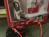 une boîte rouge sur laquelle figure l'image d'une femme