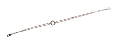 un gros plan d'un bracelet en argent orné de deux cercles