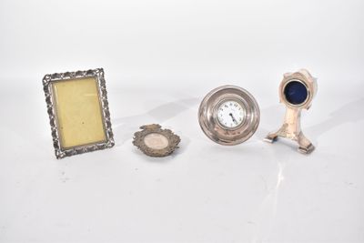 une horloge, un cadre photo et un cadre photo posés sur une table