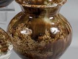 trois vases posés l'un à côté de l'autre sur une table