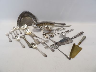 beaucoup de cuillères et de fourchettes en argent sur la table