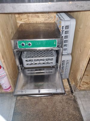 une image d'une cuisine avec une cuisinière et un lave-vaisselle