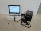 un ordinateur portable posé sur une boîte avec un chargeur