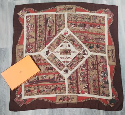 foulard carré marron et rouge, représentant une caisse d'oranges posée sur un plancher en bois