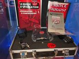 une vitrine contenant divers objets, exposés dans une vitrine en verre