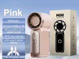 une image représentant un mini-ventilateur rose posé à côté d'une boîte