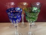 trois verres à vin posés sur une table l'un à côté de l'autre