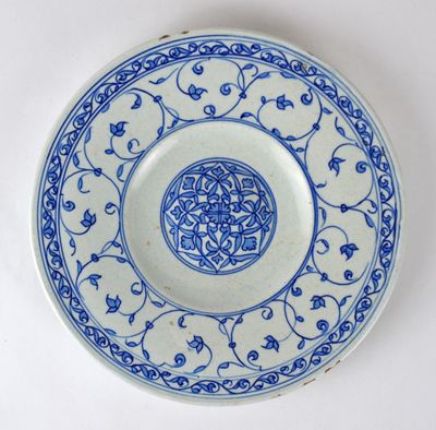 une assiette bleue et blanche ornée d'un motif
