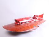 une maquette de hors-bord rouge sur un fond blanc
