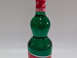 une bouteille de soda posée sur une table