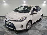la toyota yaris blanche est garée sur un sol en damier