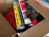 une boîte en carton remplie de pots de peinture, encore et encore