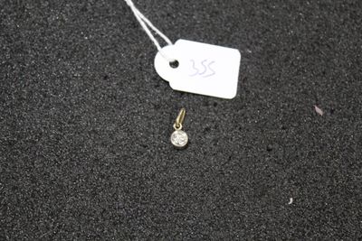 une étiquette ornée d'un petit diamant sur un fond noir