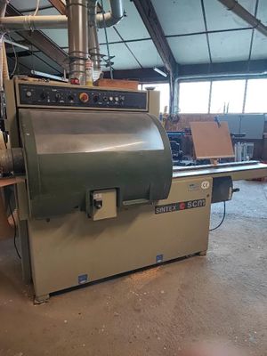une machine qui se trouve à l'intérieur d'un bâtiment