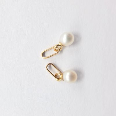 une paire de boucles d'oreilles en perles sur fond blanc