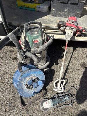 une photo d'un aspirateur et d'autres outils posés par terre